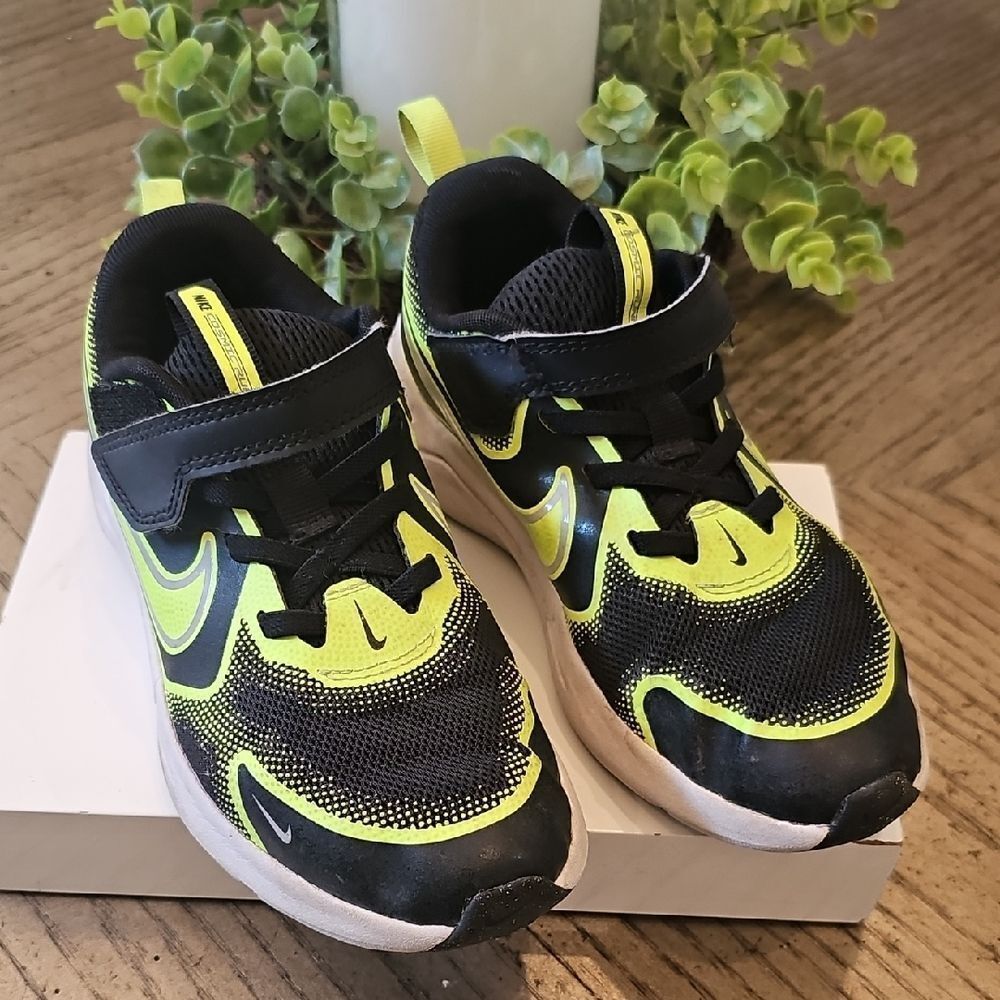 Nike Kids Black and Neon Yellow Running Sneakers Size 2Y